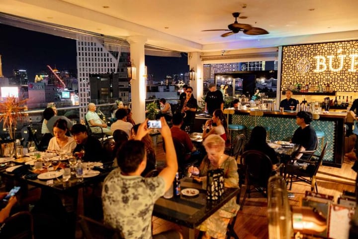 BÚP Sky Cuisine rooftop dining room during dinner