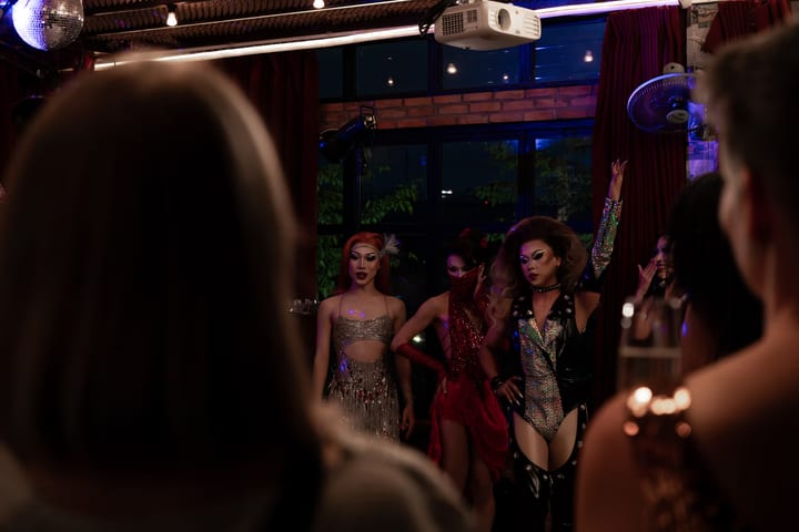 Late-night performance at Le Café des Stagiaires